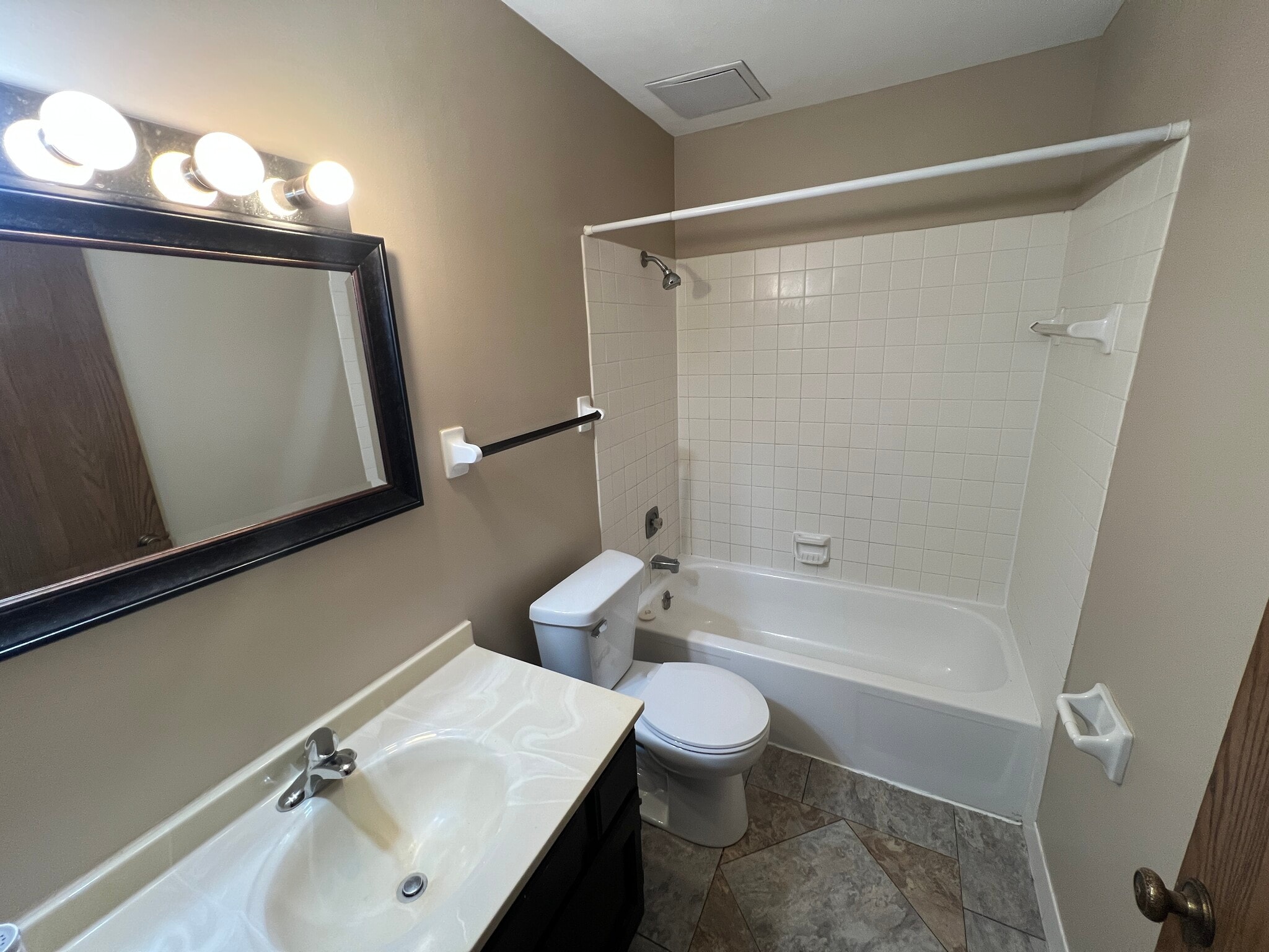 Building Photo - 2120 Valleyhigh Dr NW
