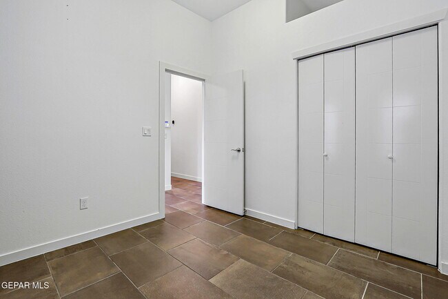 Building Photo - 308 S Manzanita Dr