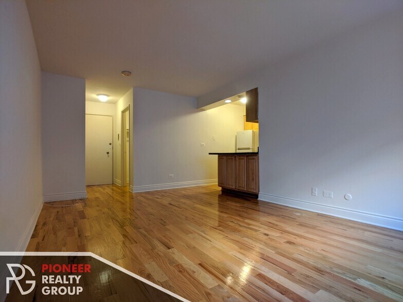 Building Photo - 531 W Aldine Ave