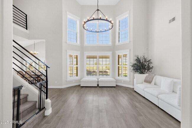 Building Photo - 856 W Quail Cir