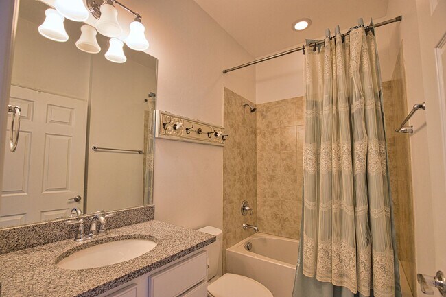 Building Photo - Annual Unfurnished 2 Bedroom 2 Bathroom Ho...