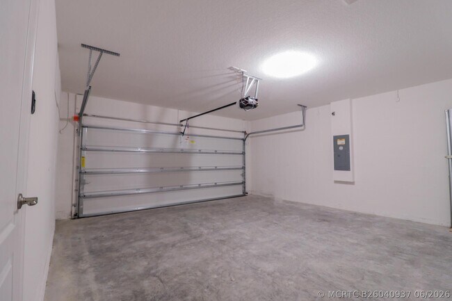 Building Photo - 2061 SE Mantua St