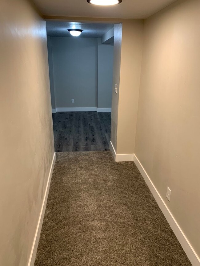 Building Photo - Updated 4 Bed Home with Large Yard