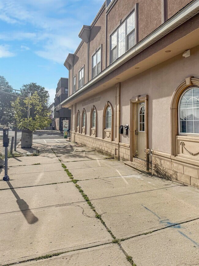 Building Photo - 729-731-731 Broadway