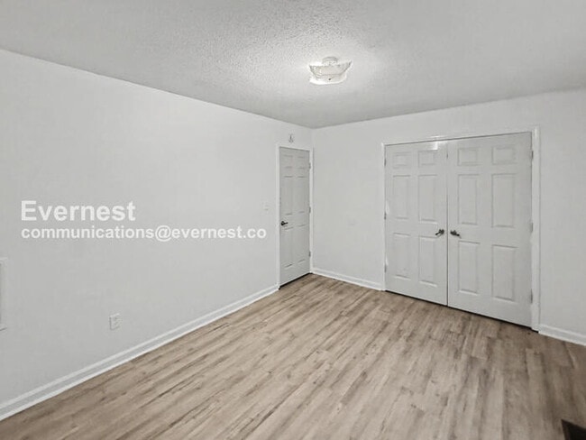 Building Photo - 2 Bed/2 Bath Townhome with Fenced Yard / Pet-Friendly / Vouchers Accepted / Available Now!