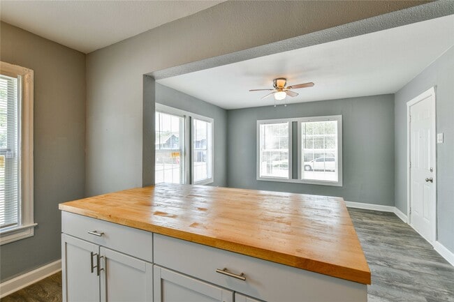 Building Photo - 4615 Schroeder St