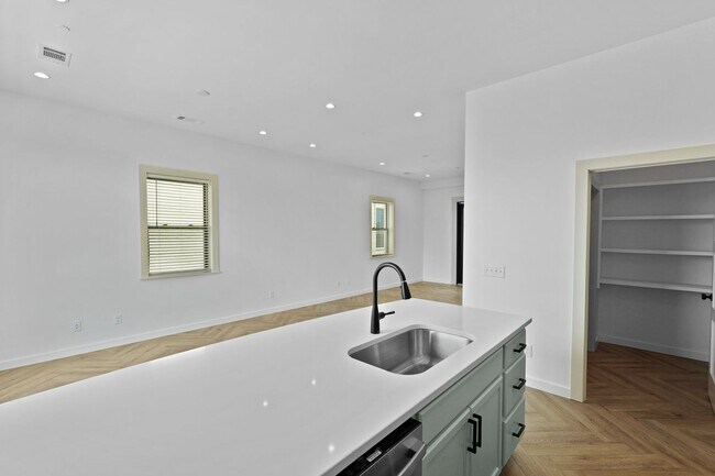 Building Photo - The 912 Building C