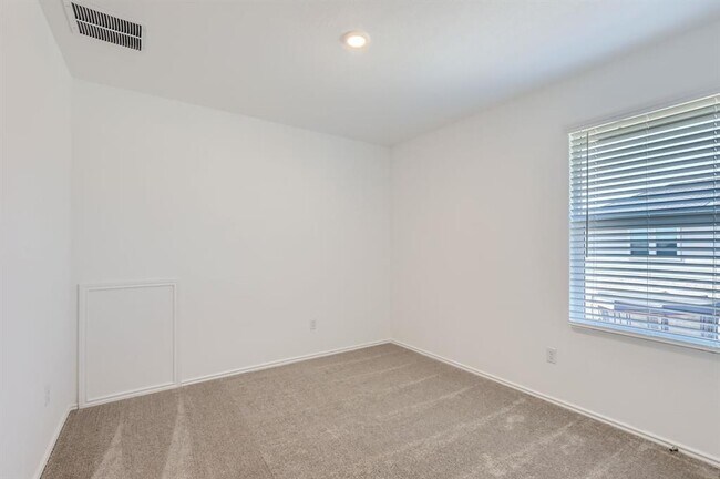 Building Photo - 121 Standing Rock Ln