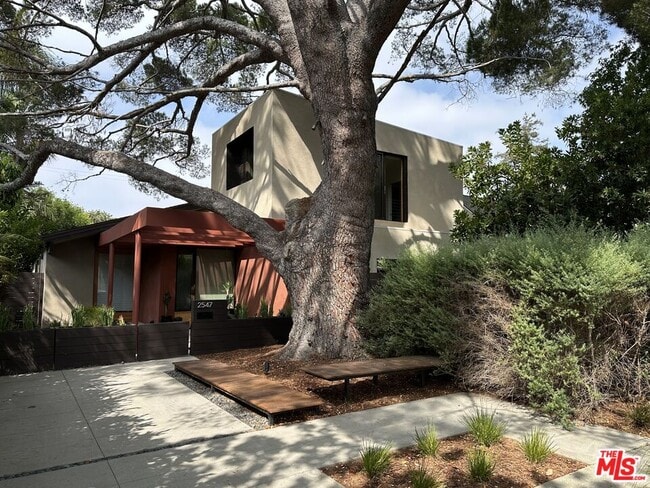 Building Photo - 2545 Kelton Ave