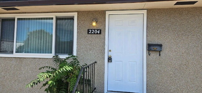 Building Photo - "Charming 3-Bed Duplex with Cozy Fireplace...