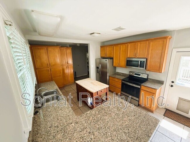 Building Photo - 3308 Upperline St