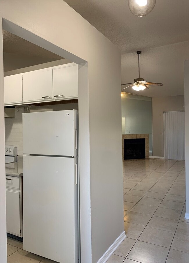 Building Photo - Spacious 2 Bed/2 Bath Single Story Townhom...
