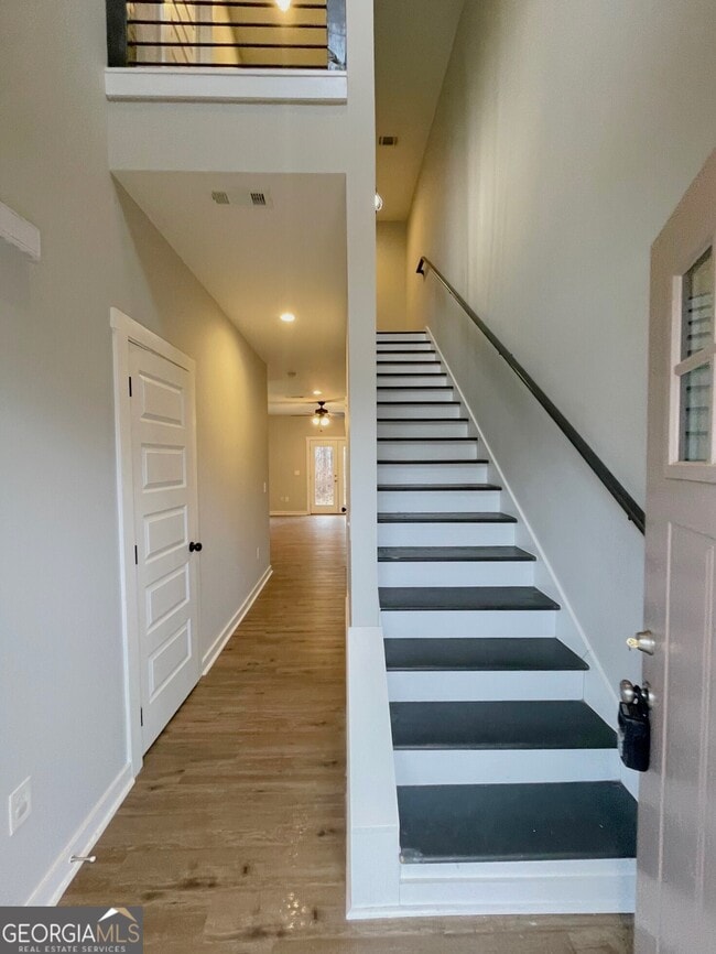 Building Photo - 156 Crest Pointe S