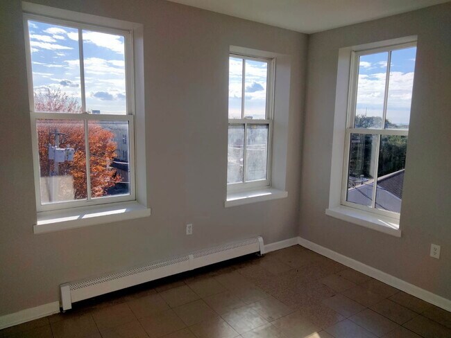 Building Photo - 588-612-612 E Main St