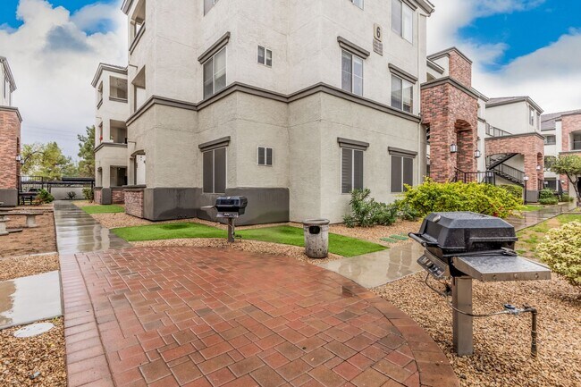 Building Photo - 2 Bedroom, 2 Bath In Central Phoenix