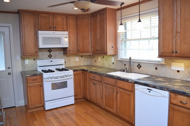 Building Photo - 4 Bed, 3 Bath Well-Located Brick Home in Lake Hickory Country Club For Rent!