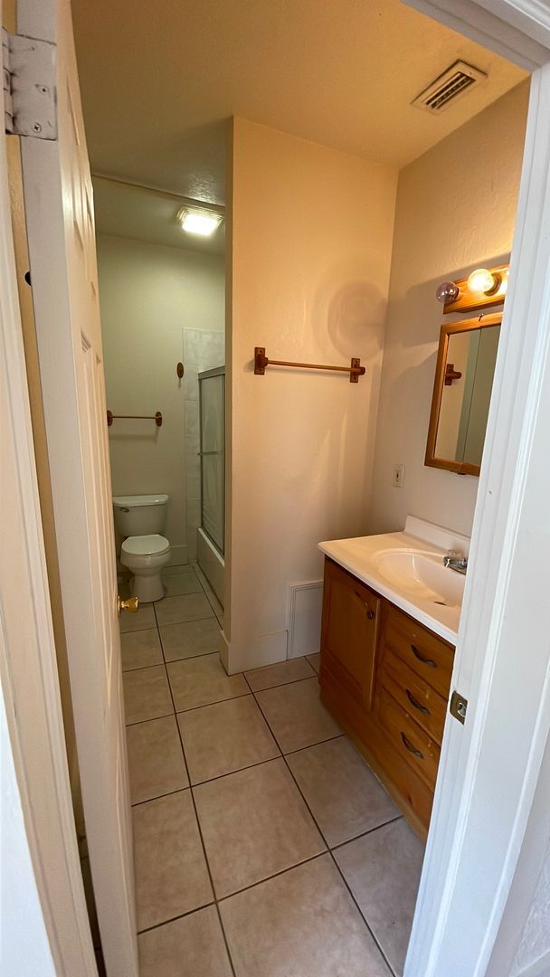 Building Photo - Spacious 2/2 Apartment in Heart of Umatilla!