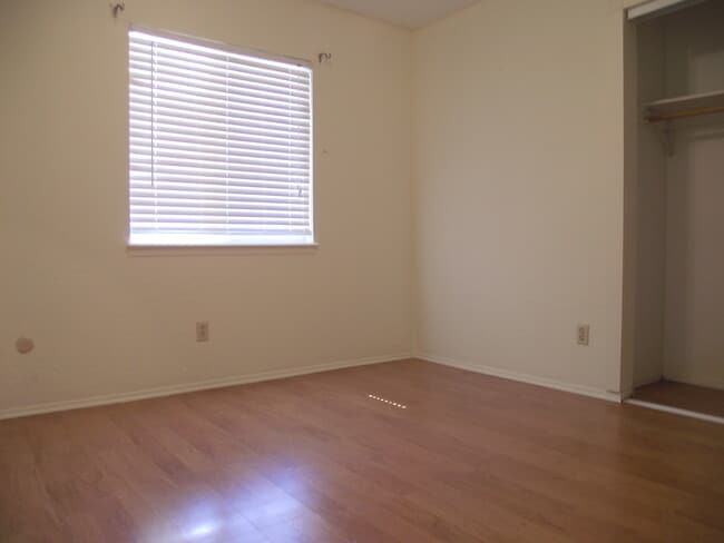 Building Photo - Northeast El Paso 3 Bed Refrig A/C w/Mount...