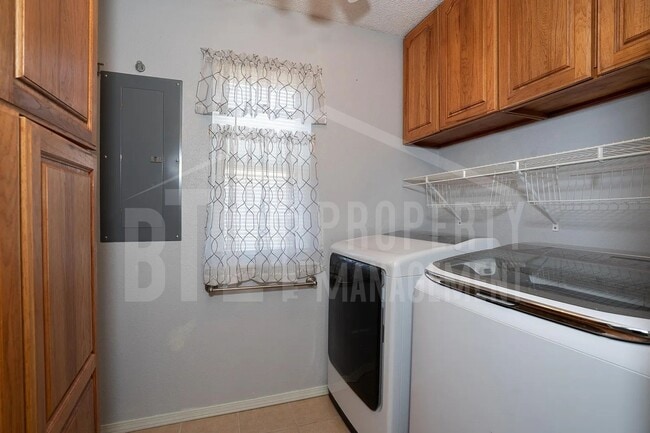 Building Photo - Great Condo near the Lake!