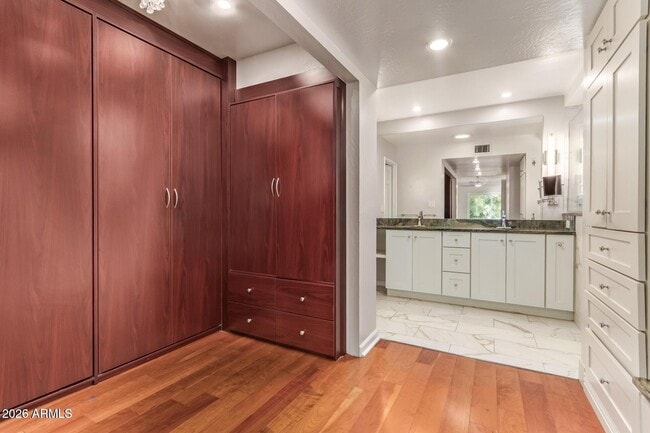 Building Photo - 5730 N Scottsdale Rd