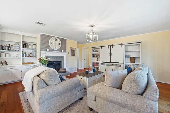 Building Photo - 7477 Baywoods Ln