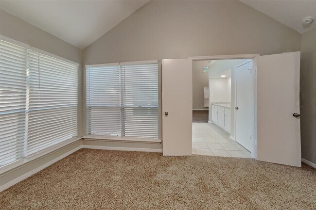 Building Photo - 22 S Rain Forest Ct