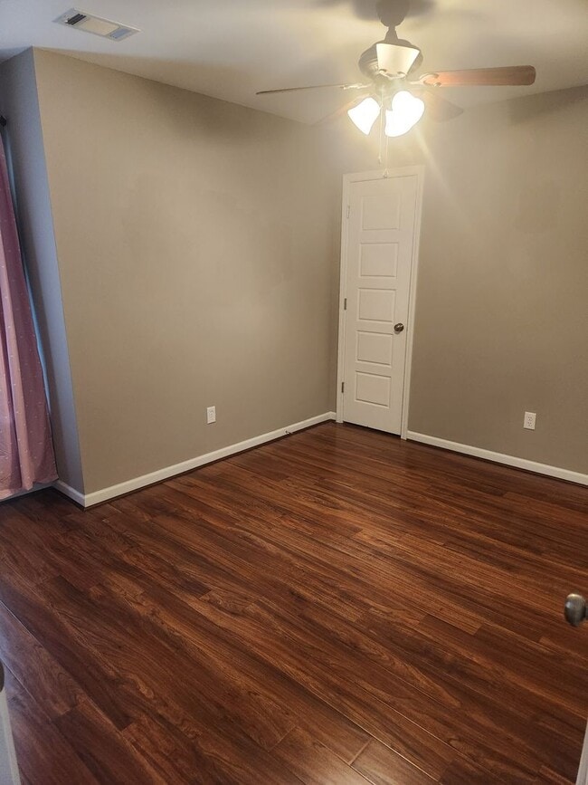Building Photo - Cozy 3 Bed 2 Bath Home Available Now