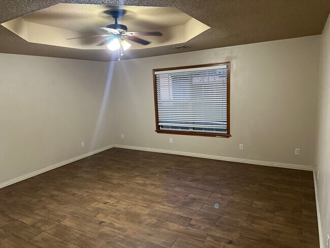 Building Photo - Available August 1st! 3-Bedroom, 2-Bathroom Home in East Rogers