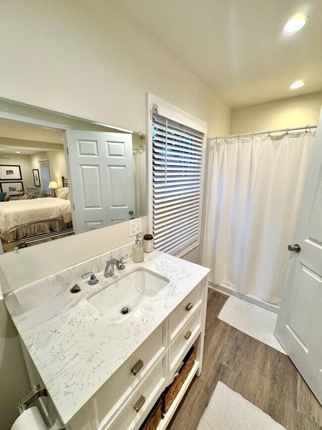 Building Photo - Beautiful 4 bed/3 bath home on large corne...