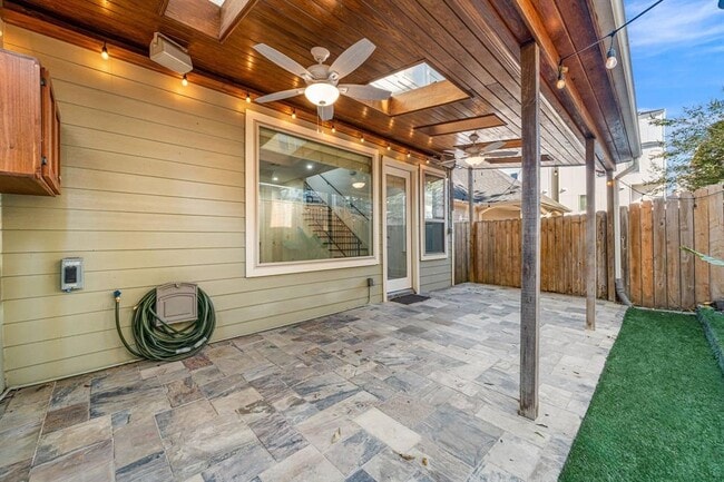 Building Photo - 6115 Hamman St