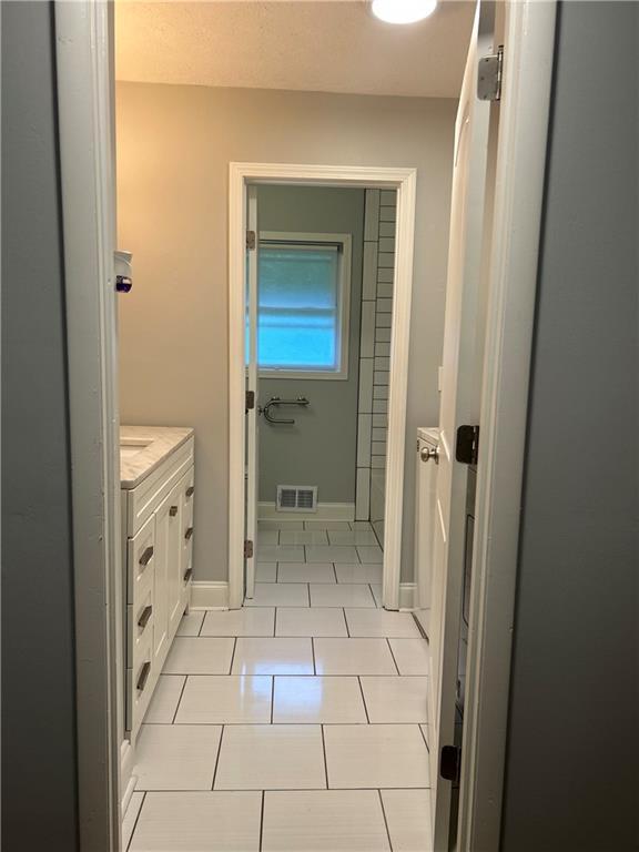 Building Photo - 667 Tara Cir SE