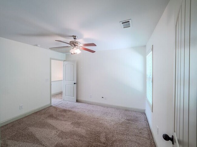 Building Photo - 512 Watercourse Way