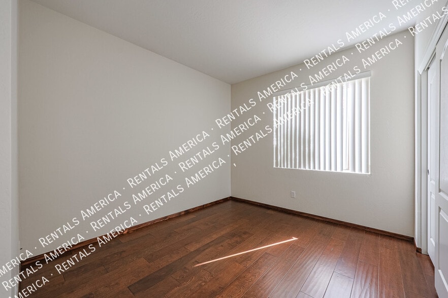 Building Photo - 10232 E Meadow Hill Dr