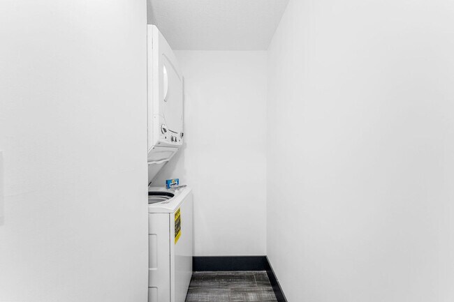 Building Photo - 8743 Thomas Dr