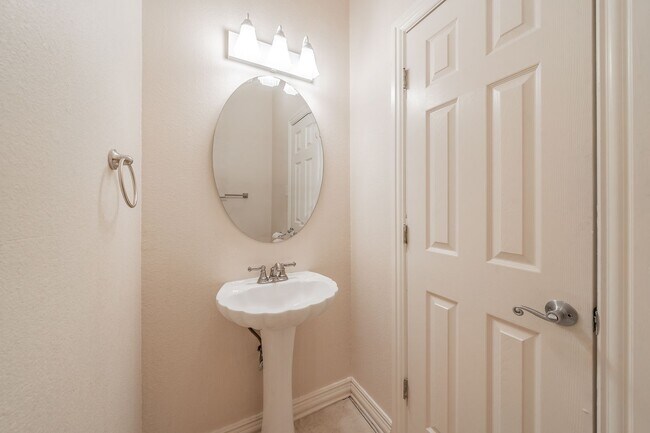 Building Photo - Spacious 5 Bedroom Home with Walk-Out Base...