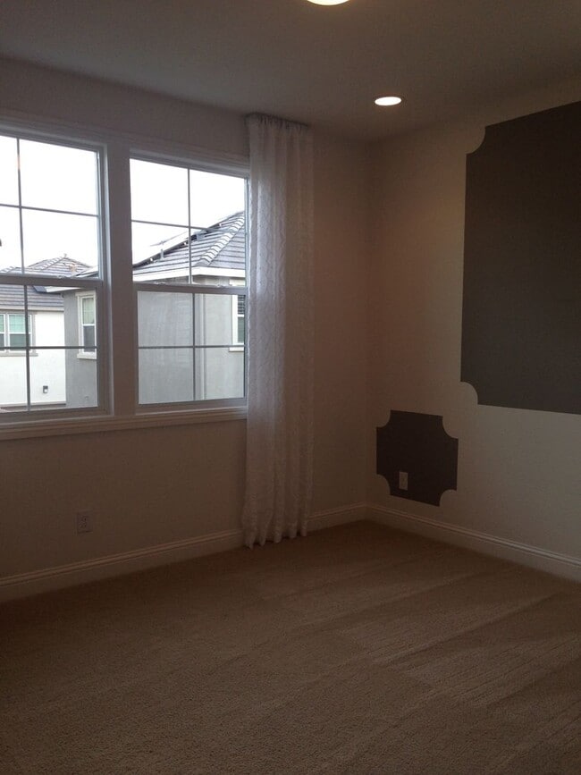 Building Photo - Gorgeous Model Spacious Folsom Unit!