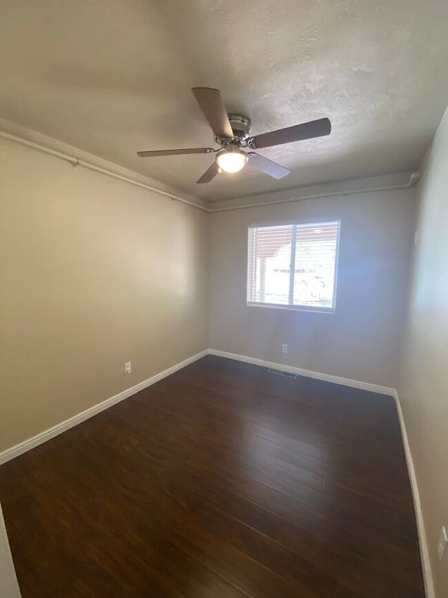 Building Photo - M400 UTILITES INCLUDED Canyon Street Apartment