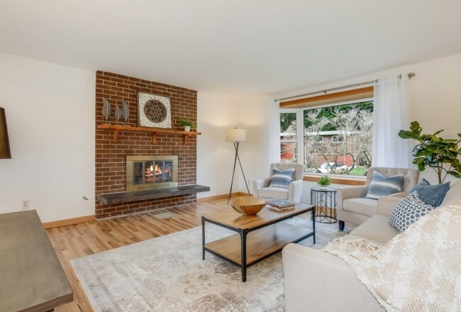 Building Photo - Beautifully Updated 4BR Split-Level Home i...