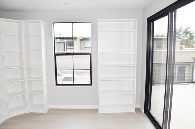 Building Photo - 507 W Maple Ave