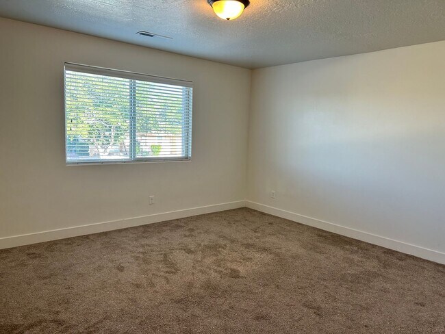 Building Photo - Dog Friendly 4 Bedroom Townhome. $200 First Full Month's Rent!