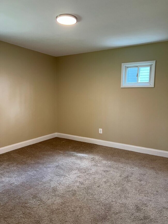 Building Photo - 4 Bed/1 Bath Home in Penn Hills-Completely...