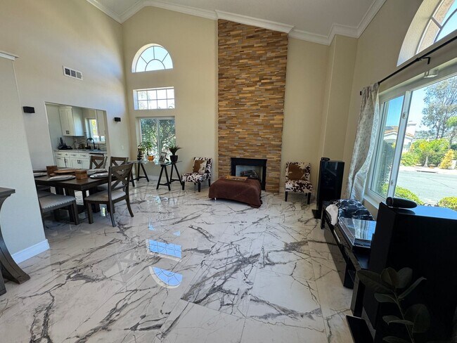 Building Photo - Luxury 4 Bedroom house