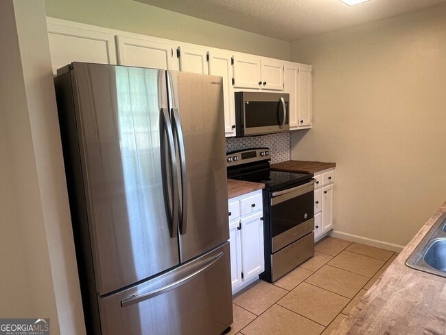 Building Photo - 205 Royal Pines Way