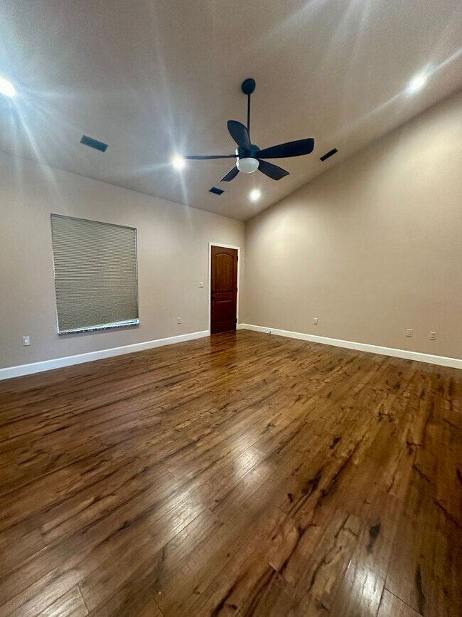 Building Photo - 1250-MF2-IO