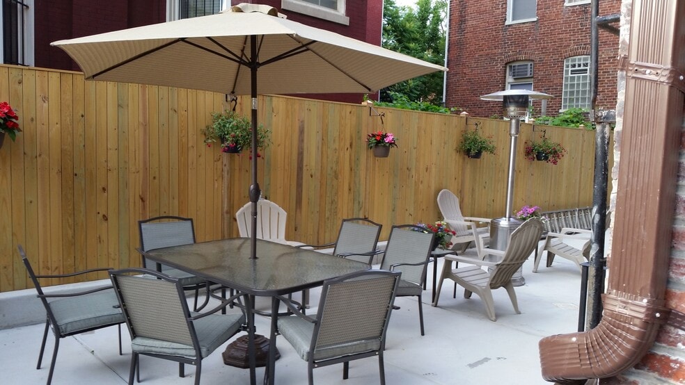 Building Photo - 1319 Park Rd NW