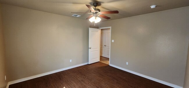 Building Photo - Beautiful 2 Bedroom / 2 Bath Duplex – Off ...