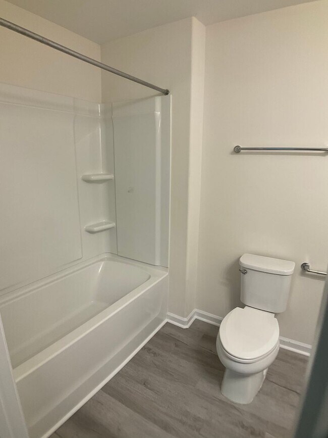 Building Photo - Almost Brand New 3 bed, 2 Bath with 1 Car ...