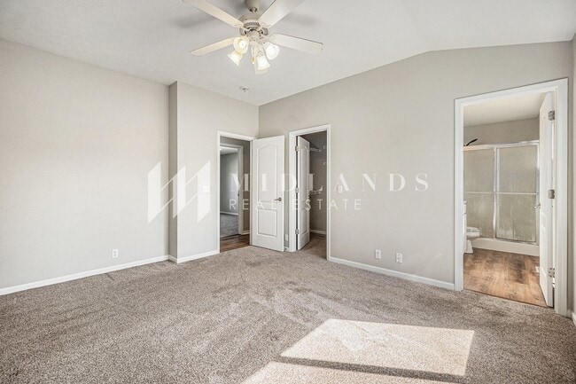 Building Photo - Bellevue Split Entry