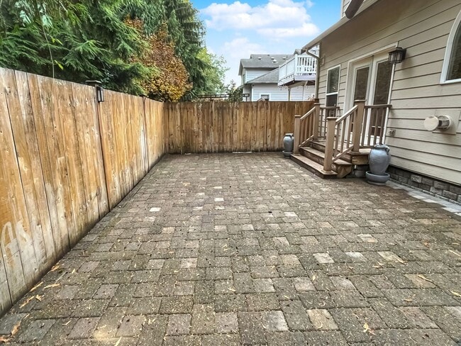 Building Photo - 3 bed/2bath Spacious Home with Soaring Cei...