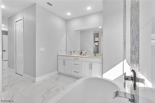 Building Photo - 118 NW 2nd Ave